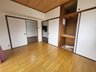 ライオンズマンション蕨 ダイニング横の洋室は、扉を開放してリビングとしての使用もできます！より広々とした空間を演出できますね。