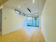 エクレール大倉山 約15.2帖のリビングルーム。縦長で家具の配置がしやすいです。清潔感のある白と木の温もりが調和したデザインになっています。