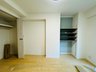 エクレール大倉山 バルコニーに面する明るく風通しの良いプライベートルーム。長方形で家具も配置しやすい形です。一人の時間をゆったりと過ごせる安らぐお部屋です。
