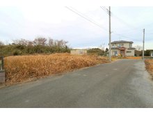 松尾町借毛本郷 1880万円 前面道路幅は約６ｍ。車のすれ違いも楽々。分譲地内の交通量も少なく、小さなお子様がいても安心して生活ができる環境です。