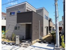 成田市本城H区｜土地価格+建物1830万円均一 建物価格1830万円、建物面積99.36㎡ 外壁はお好みの色柄を選べます。また 屋根材はガルバリウム鋼板と防災瓦を選択できます。