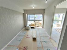 ハイラーク横浜白山　当社グループ会社保有住戸 広々としたリビングスペーシ。陽当たりが良く、開放感があります。