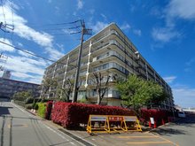 ハイラーク横浜白山　当社グループ会社保有住戸 規模が大きく、外観からも安心感のある建物です。