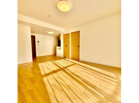 パークハイツ鶴見 室内（2023年12月）撮影 広々した17.4畳はバルコニーに面した明るく暖かい空間です！