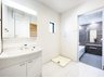 大字鶴馬（鶴瀬駅） 3180万円 窓のある明るい洗面所で毎日の身支度も気持ち良くお使い頂けます。