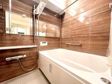 ニューシャルム谷津坂 毎日の疲れを癒すバスルームはもちろん追い焚き機能ございます。浴室換気乾燥機も装備しています♪