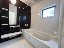 大字神戸 3780万円 一日の疲れを癒すバスルームは浴室乾燥機付きでいつでも快適バスタイム