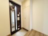 大字神戸 3780万円 自然光が取り込まれ明るい玄関は収納もあるのでスッキリした衛生的な空間を保てそう