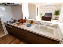 【価格変更】リビング和室のあるお家｜アパートからマイホームへ住替えチャンス　【一戸建て】 キッチンはクリナップ・KTシリーズのウォールナットビター色を使用しています。