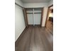 ローヤルシティ草加松原弐番館 リビング横の５．７帖のお部屋には大きめの収納を完備しております。