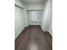 ローヤルシティ草加松原弐番館 玄関側のお部屋は５．９帖と広いので、使い勝手が良さそうです。