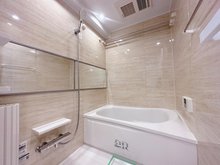 光建ハイムブリリアンス野毛山公園 浴室はワイドミラーを採用、ゆったりとした空間に仕上がっています。追焚機能、浴室乾燥機付です☆