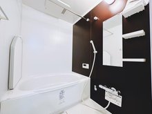 ハイツ川崎紺屋町 バスルームは、心からゆったりと寛いでいただけるよう、ゆとりのスペースを確保してます。浴室乾燥機も標準装備のため、室内干しも簡単ですね。
