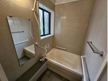 芝下２（蕨駅） 2280万円 窓から明るい陽光が差し込む浴室！換気もでき、快適なバスタイムをお過ごしいただけます。