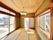 細谷町（細谷駅） 980万円 ●和室｜３面採光でかなり明るい和室です。晴れた日ならイグサの香りに包まれてまったり過ごせそう♪