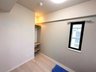 クリオ神奈川新町弐番館 【洋室3.6帖】オープンクローゼットでスペースを上手く活用。こちらの洋室には専用のバルコニーもついております♪