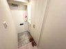 クリオ神奈川新町弐番館 白を基調とした明るい玄関！住まう人も来客も入った時にワクワクさせてくれるオシャレな玄関です♪