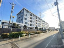 朝霞田島住宅　1号棟 最寄りのバス停まで徒歩約2分で駅へのアクセスが便利です。