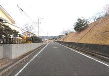 真弓町（大甕駅） 260万円 前面道路（2021年2月）撮影