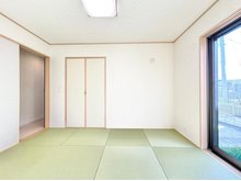 茂呂町１（新伊勢崎駅） 2080万円 ■和室（6.0帖）｜窓からの日差しでぽかぽか過ごせます。畳なので自由に寝転がったり直接座ったり、１部屋あると便利な畳部屋です♪