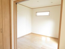 グラートカーサ勝田台15　【一戸建て】 1階居室4.5帖は、引き戸を閉めると在宅ワークに適したスペースになっています。