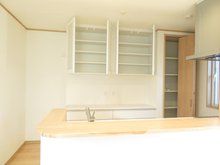 グラートカーサ勝田台15　【一戸建て】 キッチンには、システムキッチン同仕様の造り付け食器棚１８０センチ幅そしてパントリー棚が便利。