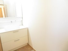 グラートカーサ勝田台15　【一戸建て】 1階洗面台：スクエアーデザインで使いやすいキュービックなカウンター。カウンター、ボウル・壁出し水栓を一体型で、掃除しやすい形状です。