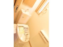 グラートカーサ勝田台15　【一戸建て】 トイレの中には、収納あります。トイレットペーパーなど見えないよう収納できます。超節水仕様、フチなし形状、トルネード洗浄、お手入れラクラクＴＯＴＯ独自技術の特許仕様。