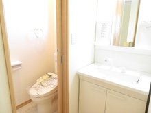 グラートカーサ勝田台15　【一戸建て】 2階にもトイレ・洗面台設置。2階に洗面あることでお子さんのお世話にも役に立ち、お子さんが大きくなっても洗面2か所は、とても役に立ちますよね。