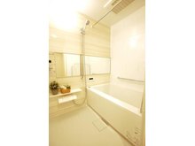 ワコーレ浦和内谷 横長の鏡が付いた浴室！お子様と一緒に入浴した際に目配りができて便利です。