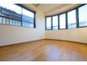 関町南２（上石神井駅） 6880万円 ■２階洋室約５．４帖、大きな窓が特徴的な明るいお部屋です