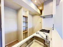 コスモ朝霞 キッチン内にには仕切り板の高さが変えられる収納棚付。