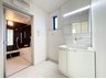 旗井１（栗橋駅） 2090万円 窓のある明るい洗面所で毎日の身支度も気持ち良くお使い頂けます。