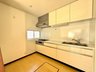 下奈良（石原駅） 1180万円 ●キッチン｜明るくワークトップの広い使い勝手のいいキッチン！カウンター下のスペースはダストボックスを置いたりできます。
