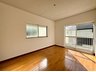 下奈良（石原駅） 1180万円 ●２階南面洋室｜大きな窓が2面もあるので日差しをたっぷりお部屋に取り込めます。バルコニーへの段差が小さくスムーズにバルコニーに出られそうですね！