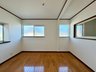 下奈良（石原駅） 1180万円 ●２階北面洋室｜窓が沢山設けられた居室は明るく風通しよく、解放感を感じられます。腰高窓は家具の配置がしやすくお気に入りのお部屋を作れそうですね！
