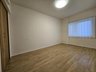 セントヒルズ東浦和 約6.8帖の洋室！ゆとりあるお部屋にどのように家具を配置しようか想像が膨らみますね。