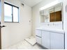 大沢 2880万円 窓のある明るい洗面所で毎日の身支度も気持ち良くお使い頂けます。