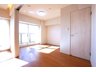 日商岩井南浦和マンション リビング横の洋室を開放すると、より空間を広く見せることができます！