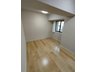シャロンパーク多摩永山　当社グループ会社保有住戸 玄関横の居室は５．９帖。使いやすい広さです。
