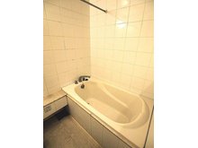 【投資用物件】レグノ・ラフィネ南青山 大判のタイルを張り詰めた浴室は、重厚で高級感を感じられます。現地（2018年2月）撮影