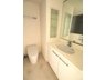 【投資用物件】レグノ・ラフィネ南青山 白を基調とした清潔感溢れる広々としたトイレ洗面です。現地（2018年2月）撮影