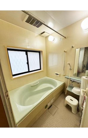 蓮田中古住宅 ■浴室換気乾燥機完備！窓のあるリラックス出来そうな広々バスルームで一日の疲労を癒してくださいね♪