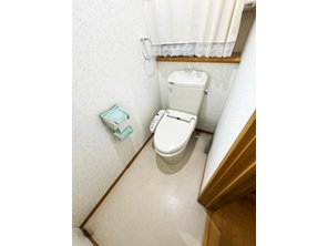 蓮田中古住宅 ■窓のあるウォシュレット付トイレ…実はこの空間が一番落ち着く…時も有りますよね。