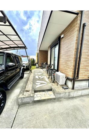 蓮田中古住宅 ■駐車スペース脇にある緩やかな勾配の玄関までのアプローチにもこだわりあり(^^)/