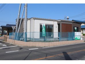 東大島２（勝田駅） 2680万円 外壁はグレーとホワイトの配色で目隠しの縦格子も印象的な外観デザイン（2024年4月）撮影
