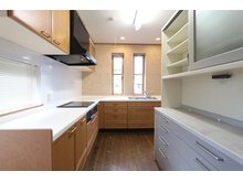 菅谷（上菅谷駅） 2140万円 収納豊富なキッチン。L型キッチンは作業スペースが広く、家族で調理も楽しめます（2023年10月）撮影