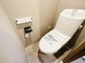 川崎河原町分譲共同ビル１３号棟 トイレは新規交換済み☆温水洗浄便座のリモコンは壁掛けタイプなのでお掃除がし易いです♪