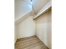 下浜田町（細谷駅） 2499万円 リビング内の収納｜階段下を利用したクローゼットです。ポール付き枕棚もあるのでコート類の収納もできます。