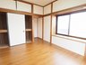 門井（新治駅） 1198万円 室内（2022年9月）撮影 居室 窓からも明るい陽射しが注ぎ込み、部屋中を照らしてくれます。